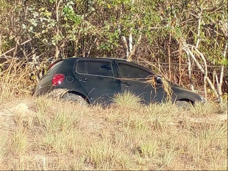 Mãe e filha morreram atropeladas por um caminhão na rodovia CE-183, que liga Varjota a Cariré. Pouco antes, o carro que estavam (foto) havia saído da pista e elas pediam ajuda. Um homem que estava no carro saiu ferido
