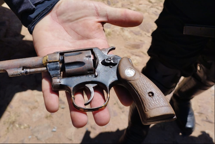 Homem foi encontrado com arma