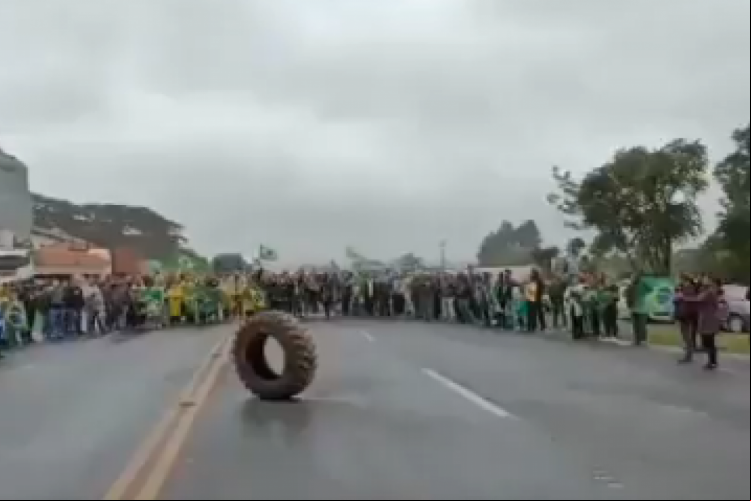 Bolonaristas cantam Hino Nacional para pneu
