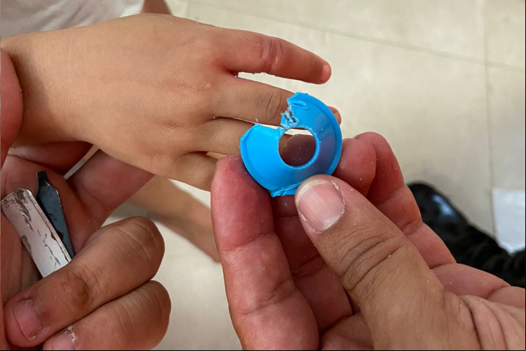 A peça de plástico que fazia parte de um equipamento de fisioterapia