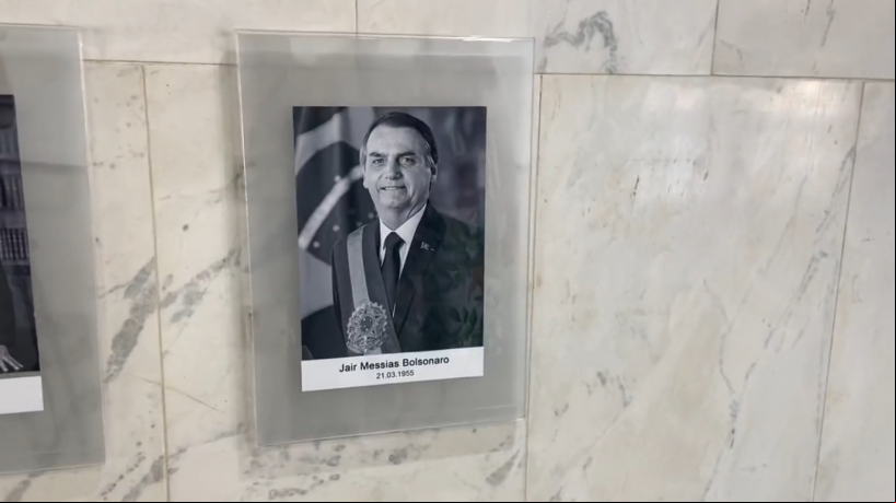 Foto colorida do ex-presidente Jair Bolsonaro foi substituída por versão preto e branco no Palácio do Planalto.