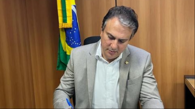Ministro da Educação, Camilo Santana, assina reajuste dos professores