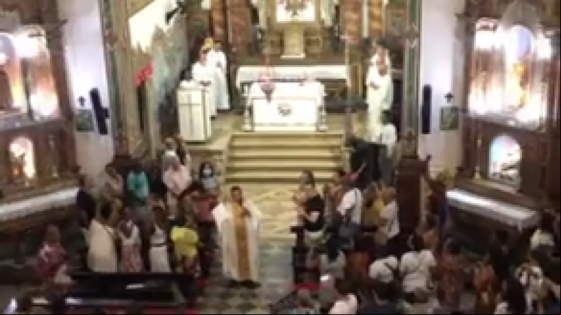 Padre canta canção de carnaval em missa em Salvador e viraliza nas redes sociais