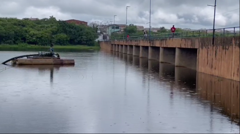 Barragem em Acopiara, uma das cidades no Ceará onde choveu nesta madrugada