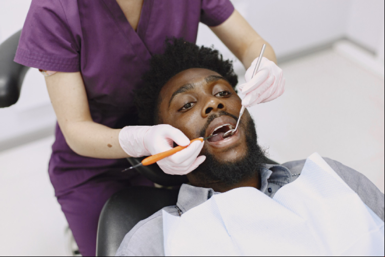 Pessoas com feridas na boca devem procurar o dentista para entender se o quadro configura afta ou outros problemas de saúde Pessoas com feridas na boca devem procurar o dentista para entender se o quadro configura afta ou outros problemas de saúde