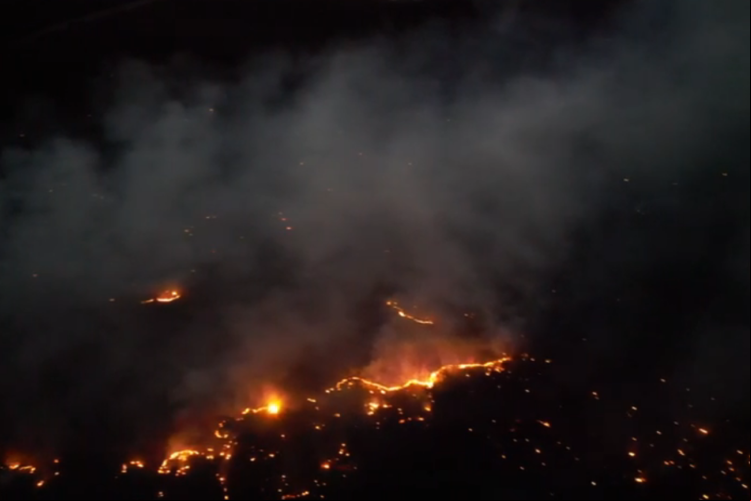 Incêndio de grandes proporções atinge a CE-293, em Abaiara