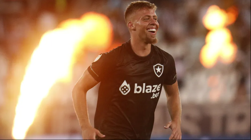 Lucas Fernandes em ação com a camisa do Botafogo
