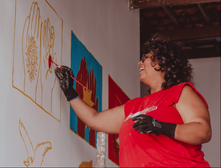 Dhiovana Barroso atua profissionalmente na arte há 10 anos, transitando por diversas técnicas, como murais, quadrinhos e telas
 