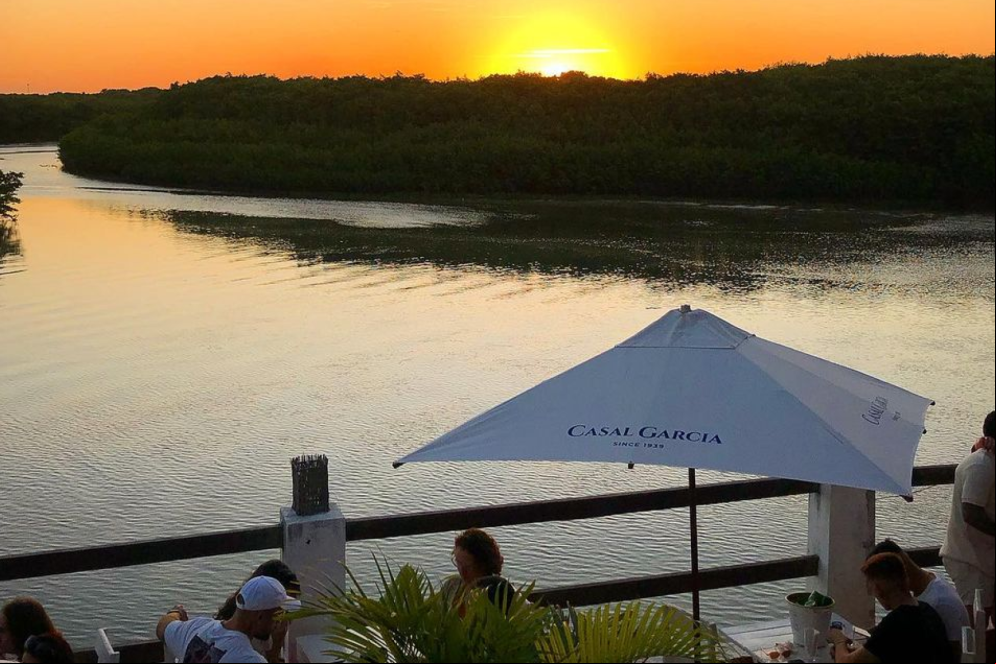 Às margens do rio Cocó, o Tempero do Mangue tem uma vista privilegiada do pôr do sol