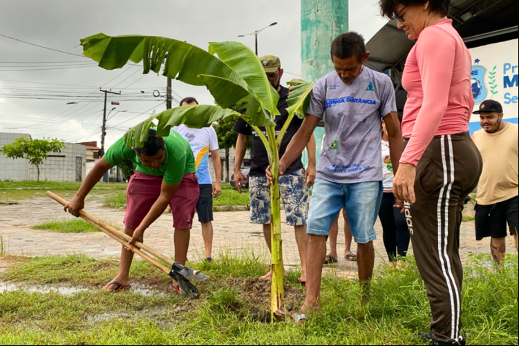 A primeira ação de plantio aconteceu na Praça da Juventude, com o plantio de 21 árvores