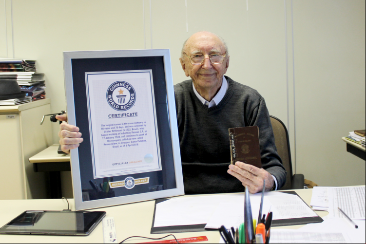 Walter Orthmann foi laureado pelo Guinness em 2018 como a pessoa que mais ou tempo no mesmo emprego. Desde então, a cada ano, ele quebra o próprio recorde.