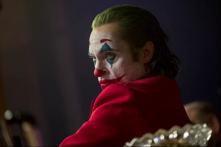 Por fim, Joaquin Phoenix deu vida ao vilão no filme Coringa (2019), explorando suas origens como um comediante fracassado que cai na loucura e no crime.
