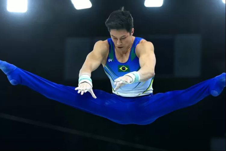 Ginasta brasileiro campeão mundial da barra fixa foi eliminado neste sábado, 27