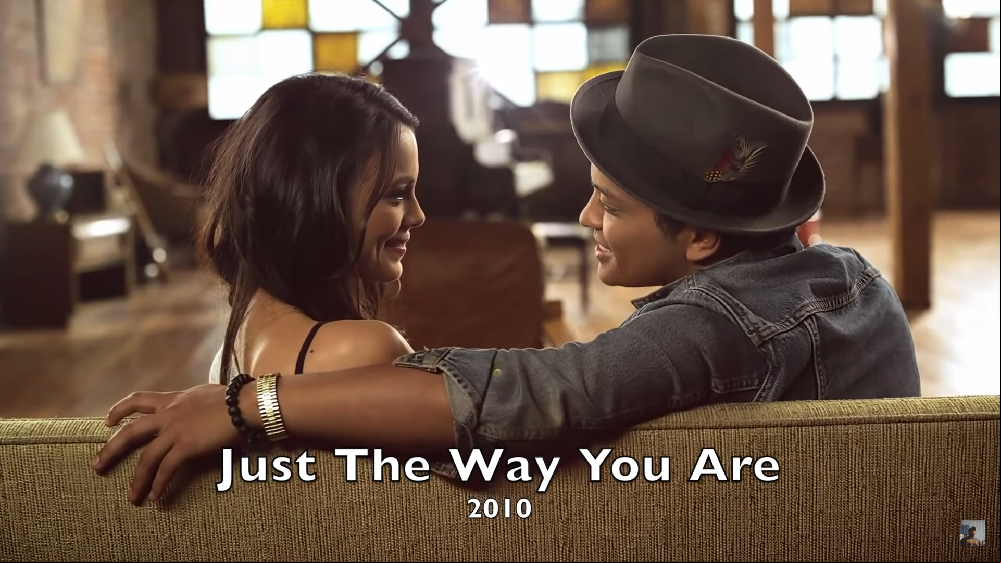 No entanto, foi com o single “Just The Way You Are” que Mars despontou de vez. A música foi sucesso absoluto de público e atingiu o topo da “Billboard Hot” 100 por quatro semanas seguidas.
