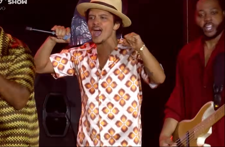 Dias depois, a equipe de Bruno Mars anunciou a alteração do show do dia 4 de outubro para 19 do mesmo mês, no estádio Nilton Santos. A cidade receberá ainda duas apresentações da turnê, que ará também por São Paulo, Brasília, Belo Horizonte e Curitiba.