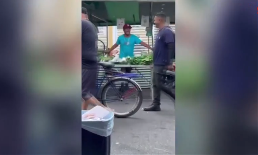 Bruno é tão popular que, na cidade de Santos, no litoral paulista, um feirante viralizou ao imitar Bruno Mars em Locked Out od Heaven para atrair clientes à sua banca de couve-flor e alface.