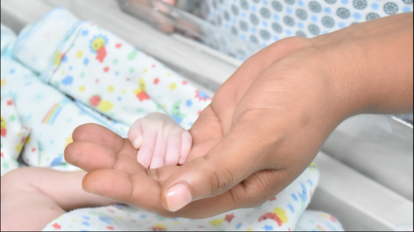 Bebê nascida com menos de um quilo recebe alta hospitalar após cinco meses