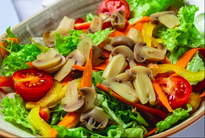Versáteis na culinária, os cogumelos podem ser consumidos crus, cozidos, salteados, em sopas, saladas, molhos e diversas outras receitas.