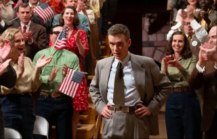 Numa cena ambientada em 1945, J. Robert Oppenheimer (interpretado por Cillian Murphy, Oscar de Melhor Ator) está no meio de uma multidão que agita bandeiras americanas. Mas há um porém.