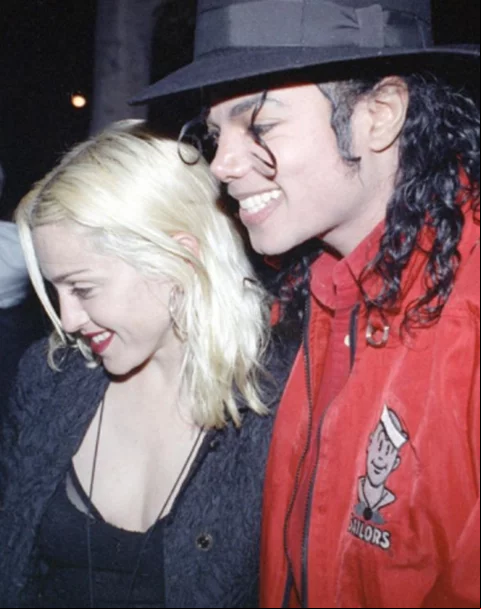 Madonna tem cerca de R$ 5 bilhões de fortuna, 19 milhões de seguidores no Instagram e fama de Rainha do Pop. O gênero é um dos mais ouvidos do mundo. O Rei do Pop é Michael Jackson. Eles tiveram um rápido romance em 1991.