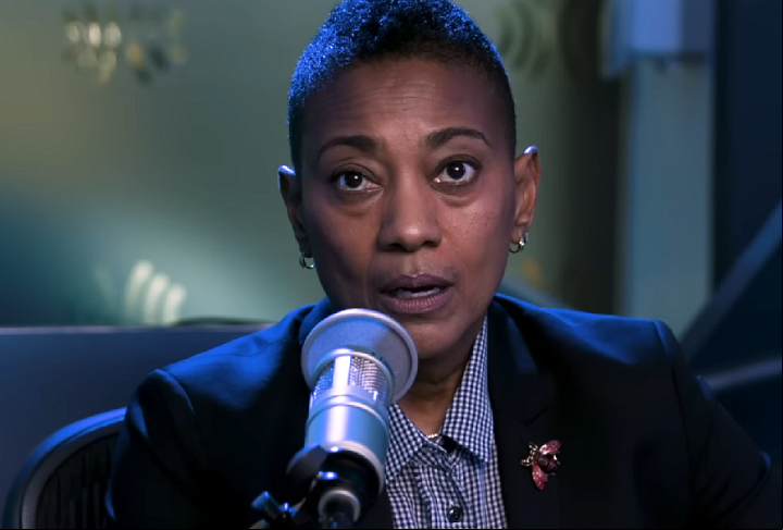 Alguns amigos próximos da cantora já disseram em um documentário que ela era bissexual e que teria tido um caso com sua assistente pessoal, Robyn Crawford (foto).
