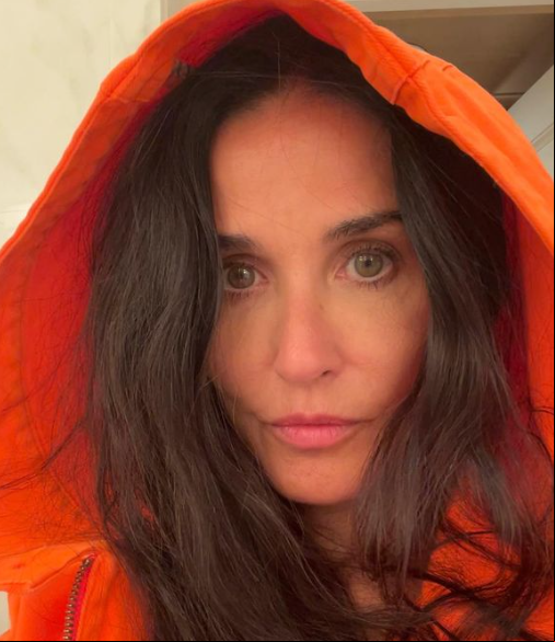No filme, Demi Moore interpreta uma mulher que comanda um programa fitness na TV e, após ser demitida, procura um laboratório para ter o o a uma misteriosa substância que promete rejuvenescimento.