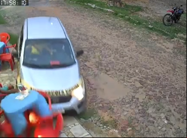 Carro de autoescola invade calçada de lanchonete e quase atropela cliente no Crato   