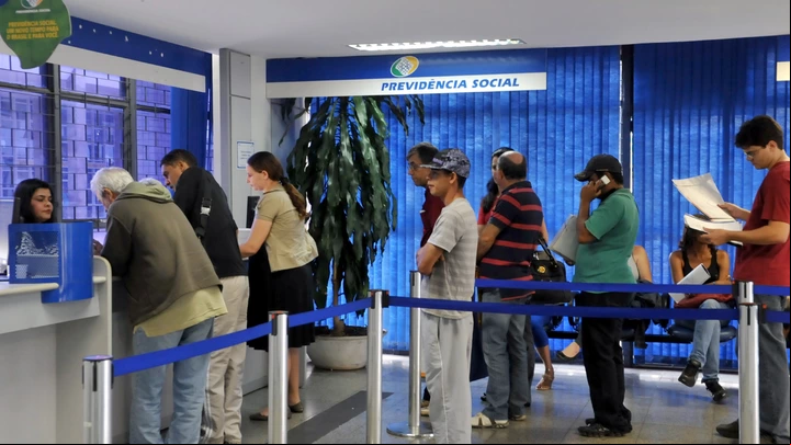 O sistema de pontos estabelece que o segurado tenha o tempo mínimo de contribuição e alcance a pontuação mínima (soma do período de pagamentos ao INSS com a idade).