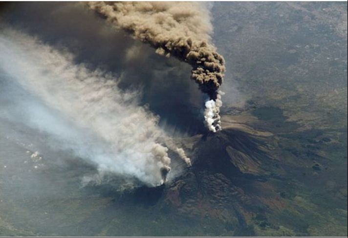 Vulcão Etna (Sicília, Itália) - É o vulcão mais ativo da Europa, com erupções frequentes há 2.700 anos. A maior delas, em época recente, foi em 2009.