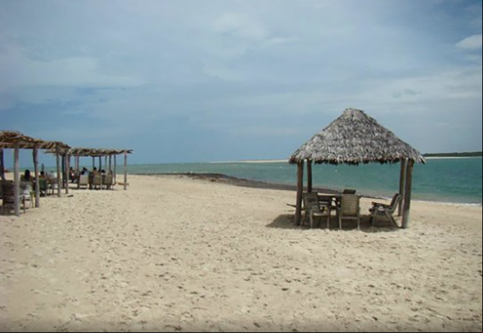 O litoral piauiense é o menor do Brasil : apenas 66 km. Mas são praias bonitas no Oceano Atlântico. Entre elas, a Praia de Macapá, em Luis Correia, formada entre a foz do rio Macapá e o mar aberto. Uma piscina natural entre bancos de areia.