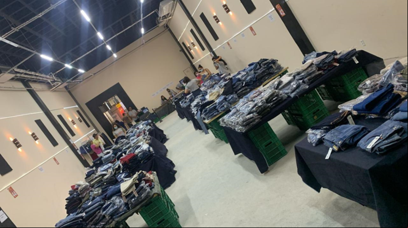 Durante o bazar, o público poderá adquirir peças de vestuário como calças, blusas, shorts, entre outros.