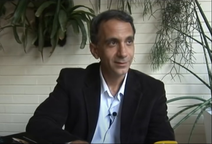 Ateu, Marcel decidiu escrever sobre Chico pela figura emblemática que ele era; e acabou se impressionando com episódios que presenciou, inclusive com calores que sentiu, sem explicação, ao se aproximar da casa de Chico.