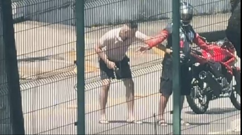 Na ação, que ocorreu nesta quinta-feira, 15, o assaltante tentou roubar a arma do vigilante e conseguiu levar a motocicleta