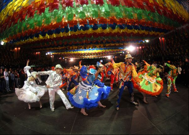 Bandas "Os Lamparinos" (18 horas) e "Os Transacionais" (21 horas) conduzem a programação.  