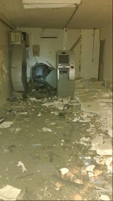 Imagem mostra agência arrasada pelas explosões, com vários pedaços de concreto no chão 
