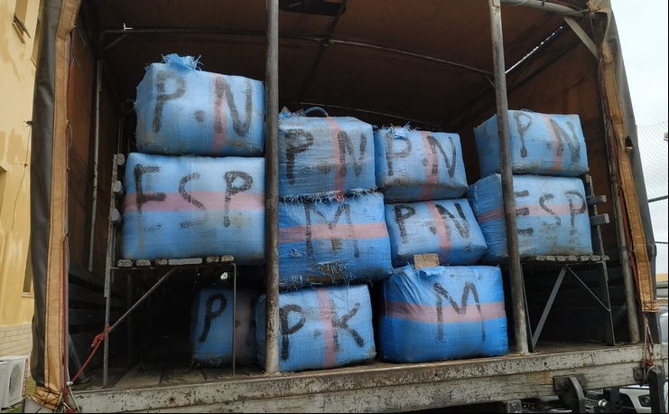 Pacotes de droga empilhados em caminhão 